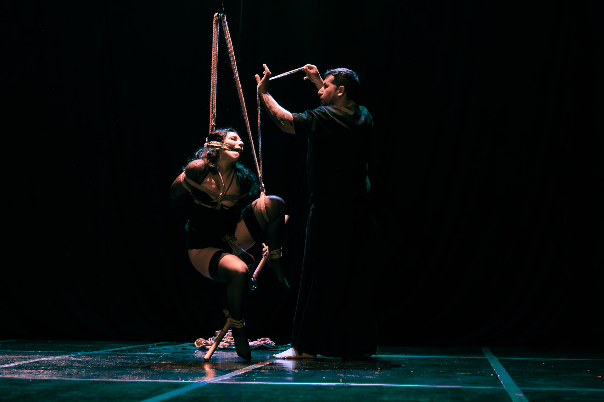 Suspensión en escenario